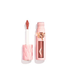 Roze lipgloss met applicator, luxe verpakking, glanzende afwerking. Perfect voor een stralende look.