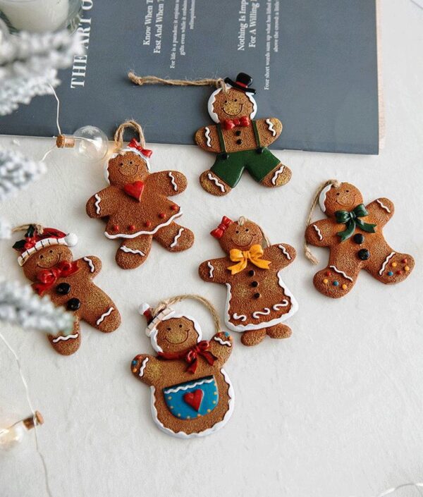 Gemberkoekjes kerstversieringen in verschillende stijlen op een tafel, klaar om opgehangen te worden. Feestelijk decor.