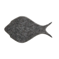 Grijs vilten vloerkleed in de vorm van een vis, ideaal voor moderne interieurdecoratie.