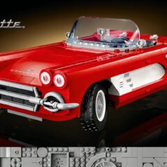 Rode LEGO Corvette set, model 10321, Chevrolet Icons serie, 1210 stuks, achteraanzicht. Geschikt voor 18+.