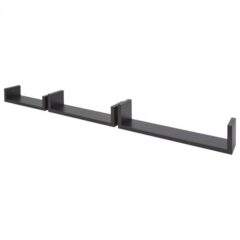 Moderne zwarte wandplank met drie niveaus voor decoratieve opbergruimte in elk interieur.