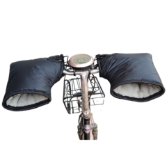 Handmoffen op fietsstuur voor koude weersomstandigheden, met isolerende voering voor warme handen tijdens het fietsen.