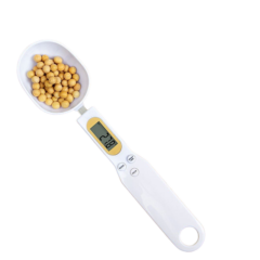 Digitale weegschaal lepel met geleertabletten, voor nauwkeurige metingen in de keuken, witte achtergrond.
