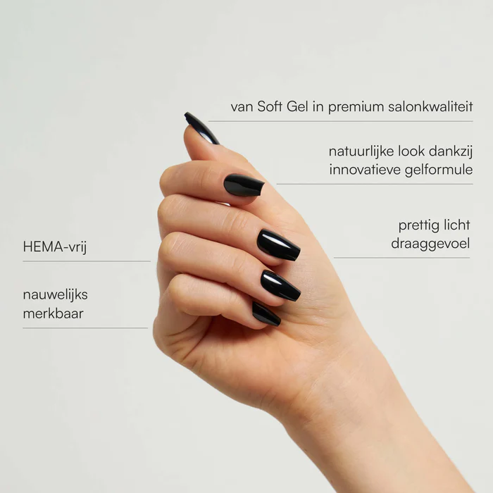 Hand met zwarte gelnagels van hoge kwaliteit, HEMA-vrij, lichtgewicht en nauwelijks merkbaar, voor een natuurlijke look.