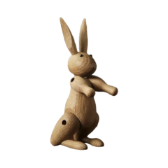 Houten konijn ornament op witte achtergrond, staand met opgerichte oren. Decoratief houten speelgoed of woonaccessoire.