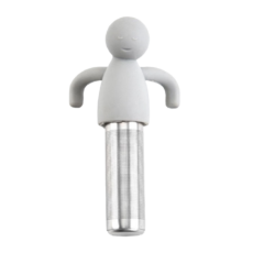 Grijze thee-infuser in de vorm van een poppetje, geschikt voor theebladeren in een mok of glas.