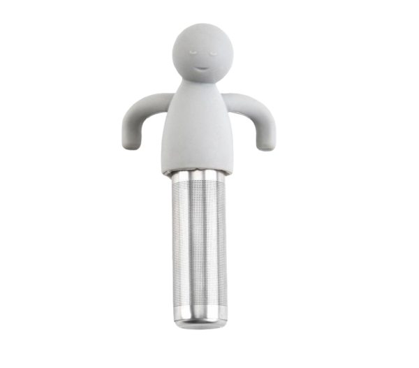 Grijze thee-infuser in de vorm van een poppetje, geschikt voor theebladeren in een mok of glas.