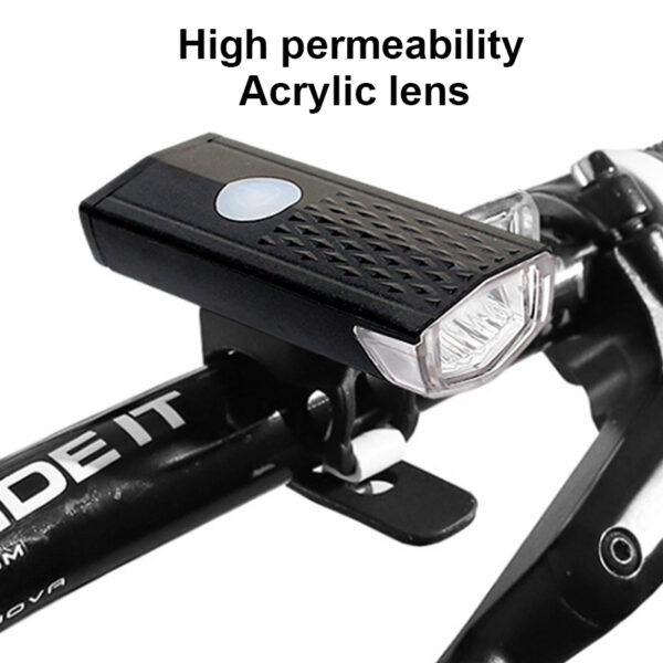 Fietsvoorlicht met acryl lens voor hoge lichtdoorlaatbaarheid, op stuur gemonteerd. Perfect voor veilig nachtelijk fietsen.