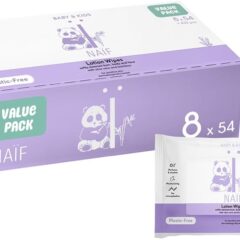 Naïf plasticvrije babydoekjes value pack, 8x54 stuks, paars design, panda afbeelding, ideaal voor zachte reiniging.