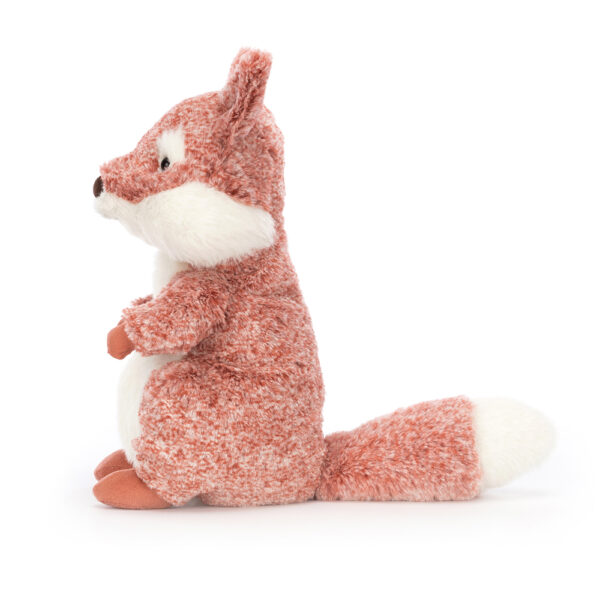 Pluchen vos knuffel zit rechtop, met warme oranje en witte kleuren, op een witte achtergrond.