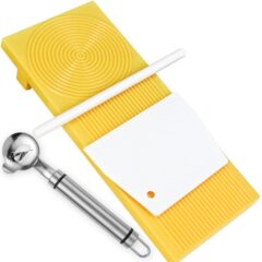 Geel pasta maakset met roller en snijgereedschap, perfect voor zelfgemaakte pasta en creatieve culinaire projecten.