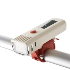 Witte LED-fietsverlichting met rood montuur op stuur, ideaal voor veilige nachtelijke fietstochten.