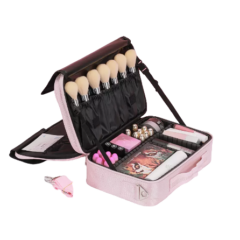 Roze make-up tas met borstels en cosmetica georganiseerd in compartimenten. Perfect voor reizen en dagelijks gebruik.