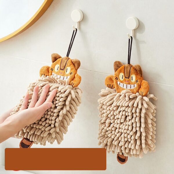 Pluche kattenhanddoeken aan haakjes, perfect voor badkamerdecor en dagelijkse handdroogbeurten.