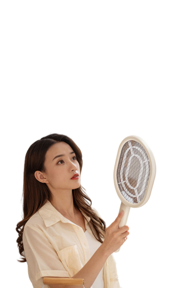 Vrouw houdt elektrische vliegenmepper vast, klaar voor gebruik tegen insecten in huis.