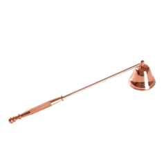 Koperen kaarsendover met lange steel op zwarte achtergrond, ideaal voor veilig doven van kaarsen.
