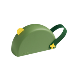 Groene kindertas in de vorm van een muis met gele details en een donker groene schouderriem.