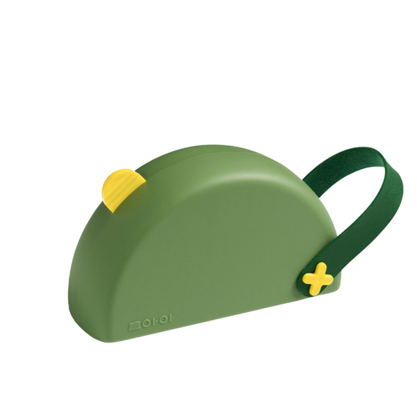 Groene kindertas in de vorm van een muis met gele details en een donker groene schouderriem.