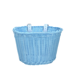 Lichtblauw rieten fietsmandje met witte riempjes voor bevestiging aan het stuur, ideaal voor boodschappen en picknicks.