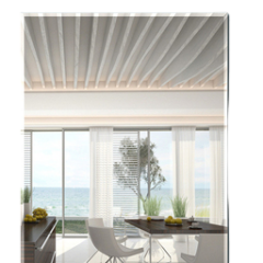 Moderne eetkamer met uitzicht op zee, lichte meubels en grote ramen voor een ruimtelijk en ontspannen gevoel.
