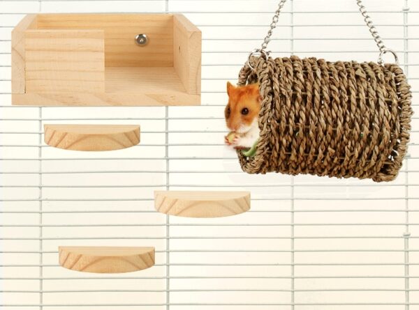 Hamster in een hangende kooi met houten huisje en trapjes, ideaal voor knaagdierverblijven.