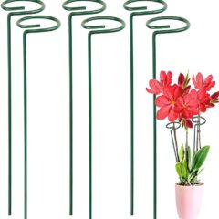 Groene plantensteunen met lussen voor het ondersteunen van bloeiende planten in een roze pot.