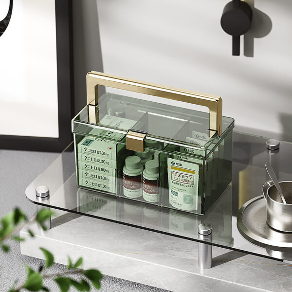 Glazen medicijnkist met gouden handvat, gevuld met medicijnen, op een glazen plank in een stijlvolle, moderne omgeving.