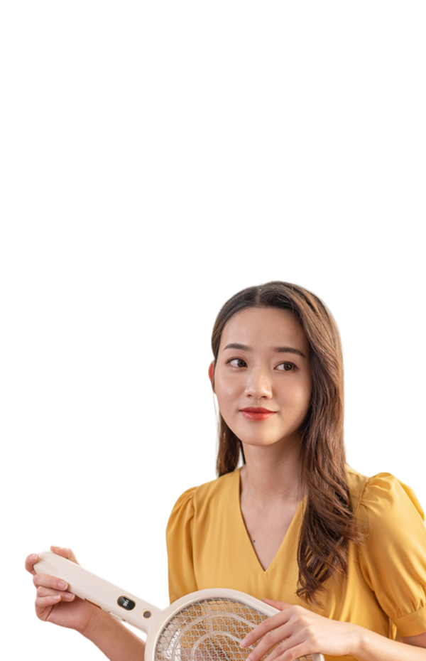 Vrouw met een elektrische vliegenmepper, perfect voor het bestrijden van insecten in huis. Veilig en effectief gebruik.