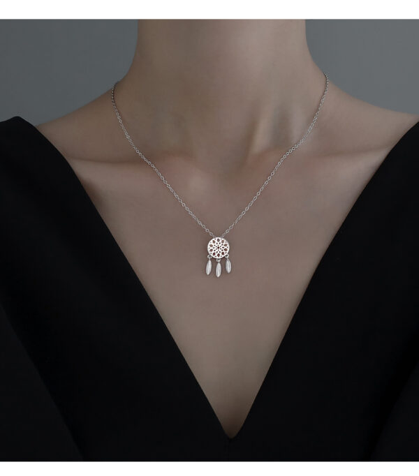 Zilveren dromenvanger ketting om hals, elegant en stijlvol ontwerp, perfecte accessoire voor elke gelegenheid.