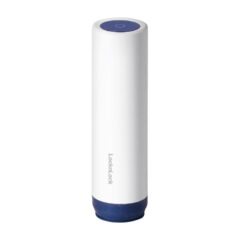 Witte thermosfles met blauwe dop, merk LocknLock, staand op witte achtergrond voor drink- en reisgebruik.