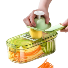 Groentesnijder met komkommer en wortel, eenvoudig in gebruik. Perfect voor snelle en efficiënte maaltijdvoorbereiding.