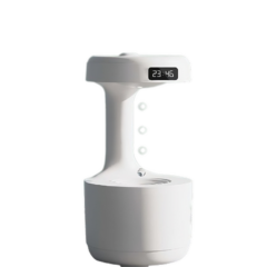 Slimme huisrobot met display en moderne witte afwerking, toont tijd 23:46 in digitaal formaat.