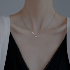 Elegante zilveren ketting met infinity-symbool op vrouwelijke hals, perfect voor stijlvolle gelegenheden.