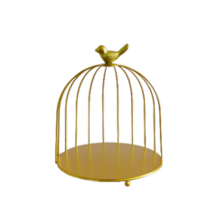Gouden vogelkooi met vogelbeeldje bovenop, minimalistisch ontwerp op zwarte achtergrond.