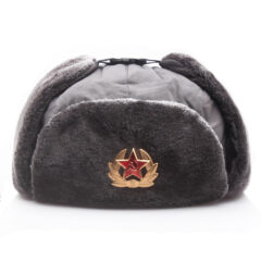 Grijze Russische bontmuts met Sovjetster embleem op de voorkant, ideaal voor koude winterdagen.