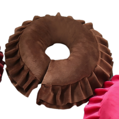 Bruin fluwelen kussen met ruches, cirkelvormig, geschikt voor nekondersteuning en decoratie.