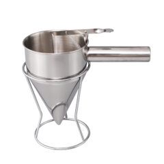 RVS trechter met handvat en standaard voor nauwkeurig doseren van vloeistoffen in keukens of bakkerijen.