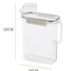 Transparante plastic kan met deksel, afmetingen 29 cm hoog en 18 cm breed, ideaal voor keukenopslag.
