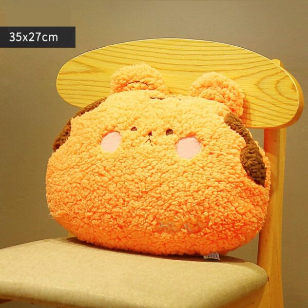 Schattig oranje knuffelkussen op houten stoel, 35x27 cm, perfect voor kinderkamer comfort en decoratie.