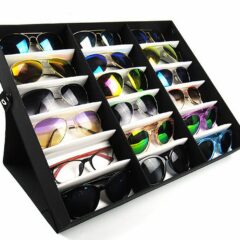 Diverse collectie zonnebrillen in zwart display, veelzijdige stijlen en kleuren voor elke gelegenheid en outfit.
