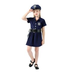 Kind in politieuniform met pet en nep-handboeien voor verkleedfeest.