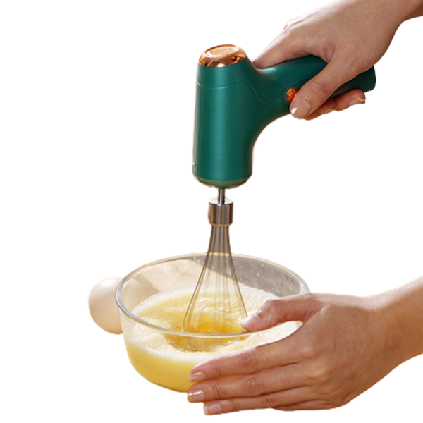 Handmixer klopt eieren in kom voor bereiding. Perfect voor snelle en gemakkelijke keukenhulp.