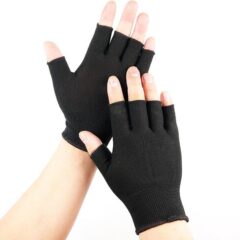Zwarte halfvingerhandschoenen voor dagelijks gebruik en sportieve activiteiten, goede grip en comfort.