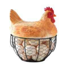 Decoratieve eiermand in de vorm van een kip, gevuld met witte eieren, ideaal voor keukenorganisatie.