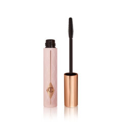 Roze mascara-huls met gouden borstel, perfecte make-up voor lange en volle wimpers.