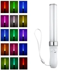 LED lichtstok met verschillende kleurmodi, inclusief groen, blauw en rood, met polsbandje voor eenvoudige bediening.