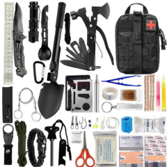 Survival kit met messen, gereedschap, EHBO-benodigdheden en nooduitrusting voor outdoor activiteiten en avonturen.