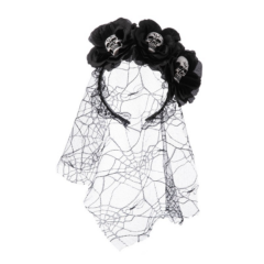 Zwart haarband met bloemen en schedels, versierd met spinnenweb kant. Perfect als gotisch of Halloween-accessoire.