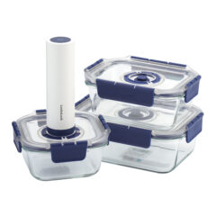 Vacumeerdoosset met pompsysteem en blauwe deksels, ideaal voor voedselvers en luchtdicht bewaren.