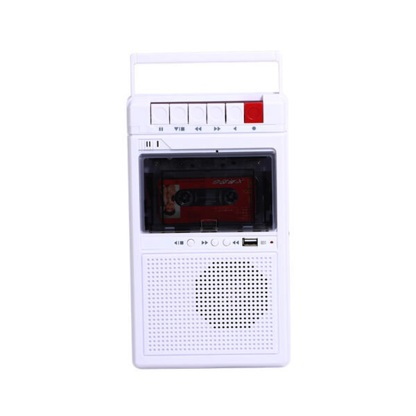 Witte retro cassettespeler met handvat en ingebouwde speaker, afgespeeld met een cassette. Vintage audioapparaat vibes.